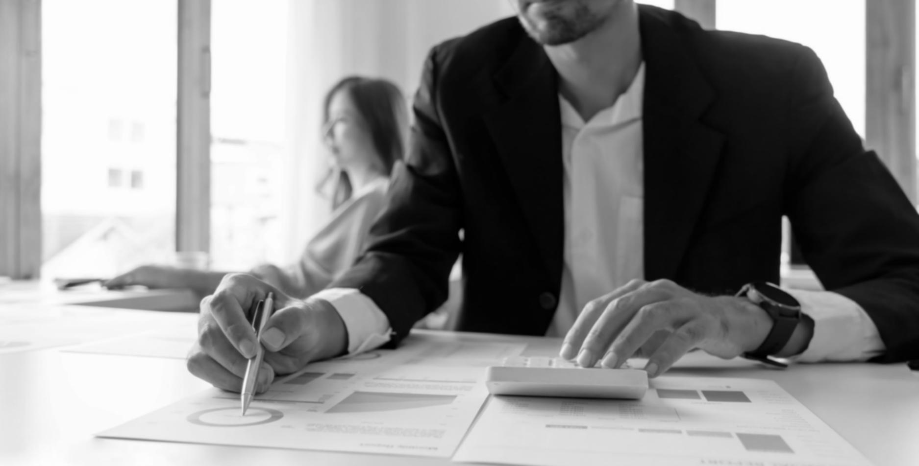 Finanzielle Analyse und Kennzahlen-Dashboard auf modernem Arbeitsplatz